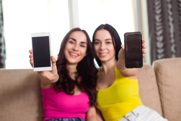 Dos Hermosas Mujeres Jóvenes Ropa Casual Con Teléfonos Sofá Casa — Foto de Stock