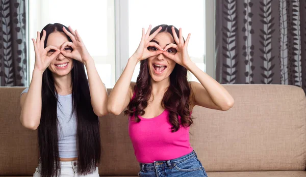 Grappige Meisje Vrienden Zussen Samen Ontspannen Aan Huis Veel Plezier — Stockfoto