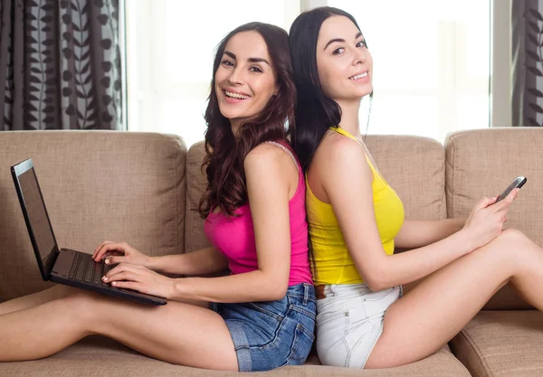 Due Belle Giovani Donne Abbigliamento Casual Con Telefoni Laptop Lavorano — Foto Stock