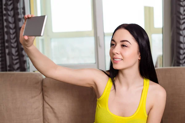 Sorrindo Mulher Fazendo Selfie Foto — Fotografia de Stock