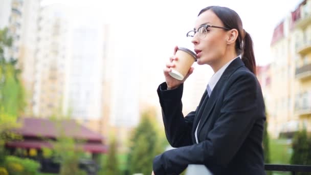 Primer Plano Atractiva Mujer Negocios Moderna Vasos Con Taza Café — Vídeo de stock