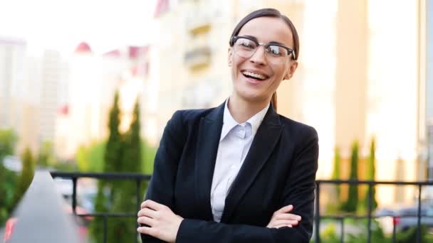 Geschäftsfrau Lächelt Porträt Brille Glücklich Lächelnde Junge Weibliche Professionelle Outdoor — Stockvideo