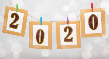 2020 metin ile çamaşır iplerinde asılı resim çerçeveleri, mutlu yıllar konsepti    