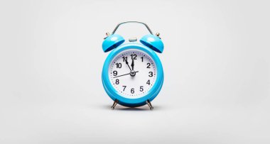 Mavi alarm saati beyaz arka planda izole edilmiş, 2020 yılının arifesi konsepti. 