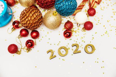 Alarmlı yeni 2020 yıldönümümüz kutlu olsun. Beyaz arka planda izole edilmiş sayılar ve parlak renkli noeller.  