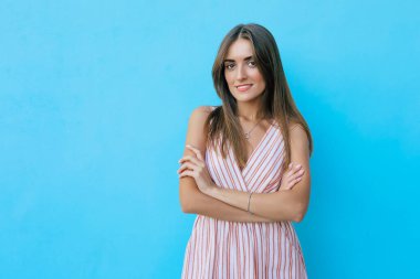 Gülümseyen çekici modern kadın kameraya bak.