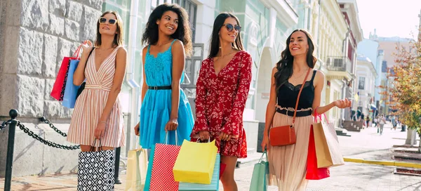 Mujeres Jóvenes Atractivas Sonrientes Con Bolsas Compras Concepto Venta — Foto de Stock