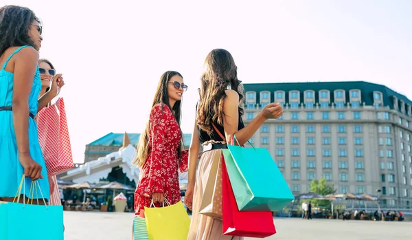 Mujeres Jóvenes Atractivas Sonrientes Con Bolsas Compras Concepto Venta —  Fotos de Stock