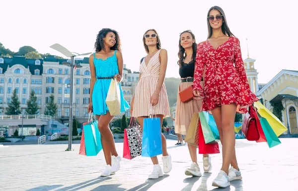 Mulheres Jovens Atraentes Sorridentes Com Sacos Compras Conceito Venda — Fotografia de Stock