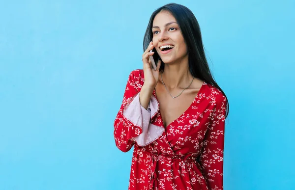 Χαμογελαστή Και Χαρούμενη Νεαρή Γυναίκα Κόκκινο Φόρεμα Μιλάει Στο Τηλέφωνο — Φωτογραφία Αρχείου