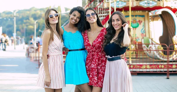 Meninas Amizade Bonito Bonito Jovens Mulheres Posando Juntos — Fotografia de Stock