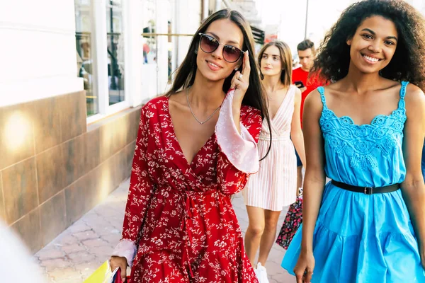 Hermosas Chicas Caminando Por Calle Después Compras —  Fotos de Stock