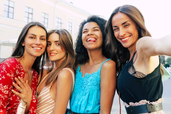 Lányok Barátság Aranyos Szép Fiatal Nők Pózol Együtt — Stock Fotó