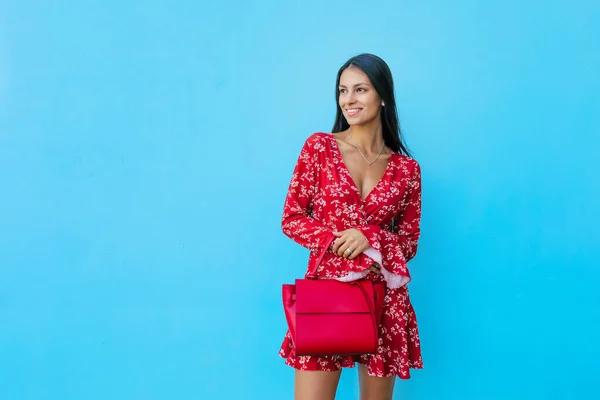 Donna Sorridente Felice Abito Rosso Tenendo Sua Borsa Sfondo Blu — Foto Stock