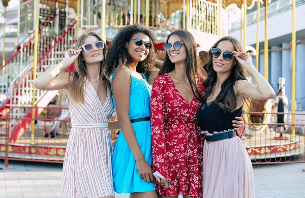 Flickor Vänskap Söta Och Vackra Unga Kvinnor Poserar Tillsammans — Stockfoto