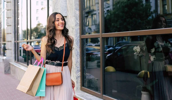 Alışveriş Merkezinin Yakınında Alışveriş Torbaları Olan Mutlu Genç Bir Kadın — Stok fotoğraf