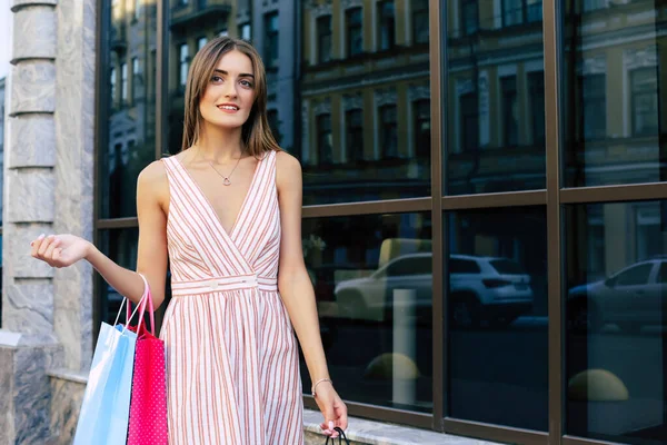 Elinde Alışveriş Torbalarıyla Gülümseyen Güzel Bir Kadın — Stok fotoğraf