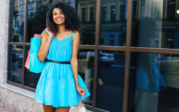 Belleza Sonriente Afro Americana Chica Vestido Azul Mantenga Bolsas Compras — Foto de Stock