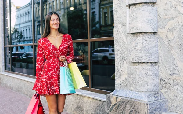 Chica Joven Vestido Rojo Cerca Tienda — Foto de Stock