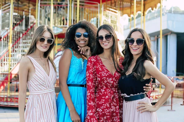 Flickor Vänskap Söta Och Vackra Unga Kvinnor Poserar Tillsammans — Stockfoto