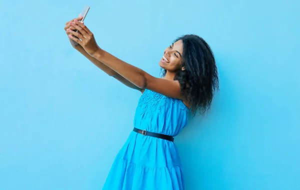 Słodkie Afro Amerykanka Dziewczyna Uśmiecha Się Robi Selfie Jej Smartfon — Zdjęcie stockowe