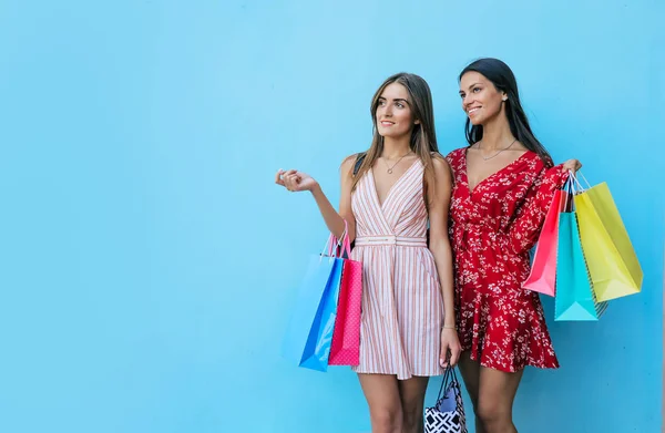 Conceito Compras Amigas Compras Duas Mulheres Sorridentes Bonitas Alegres Com — Fotografia de Stock