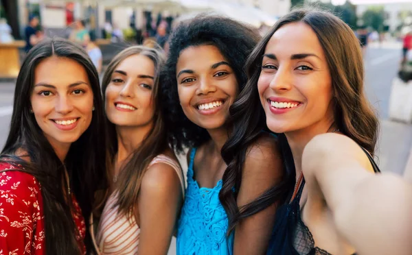 Meninas Amizade Bonito Bonito Jovens Mulheres Posando Juntos — Fotografia de Stock