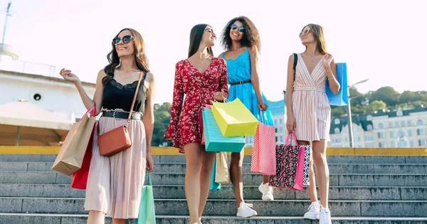 Alışveriş Çantalı Gülümseyen Genç Kadınlar Satış Konsepti — Stok fotoğraf