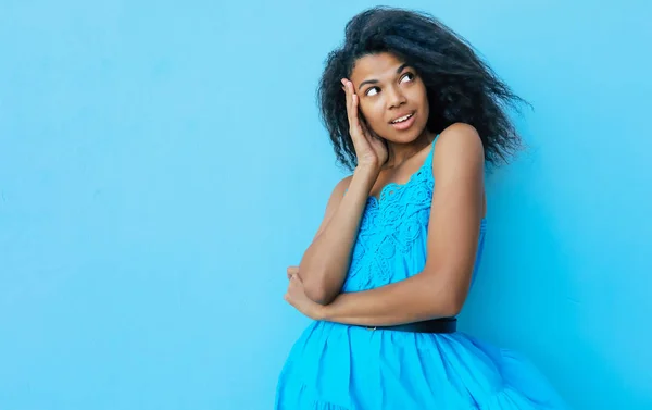 Carino Afro Americano Ragazza Sorridente Macchina Fotografica — Foto Stock