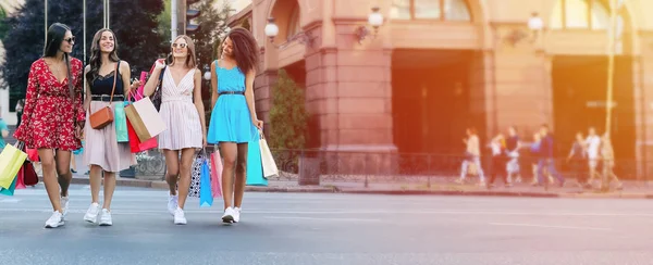 Alışveriş Çantalı Gülümseyen Genç Kadınlar Satış Konsepti — Stok fotoğraf