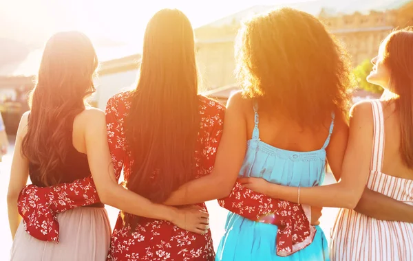 女の子同士の友情や抱き合う若い女性の後ろ姿 — ストック写真