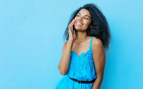 Carino Afro Americano Ragazza Sorridente Parlare Telefono Sfondo Blu — Foto Stock