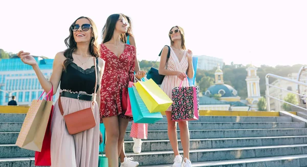 Mulheres Jovens Atraentes Sorridentes Com Sacos Compras Conceito Venda — Fotografia de Stock