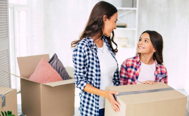 Yeni dairede kızı olan genç bir anne.