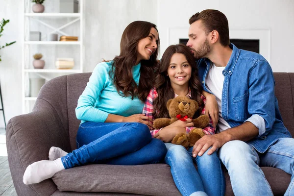 Jovens Pais Felizes Com Uma Pequena Filha Sofá Seu Apartamento — Fotografia de Stock