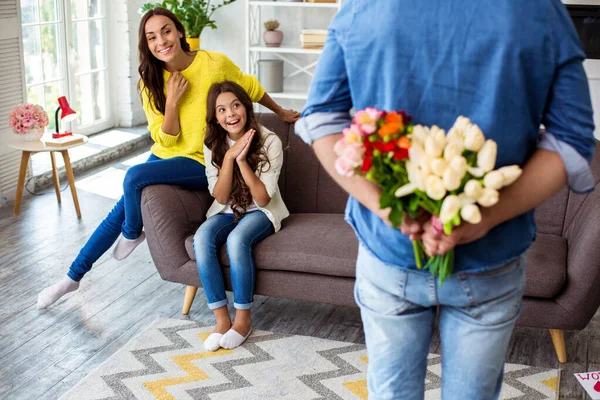 Conceito Dia Das Mulheres Pai Dando Flores Para Sua Esposa — Fotografia de Stock