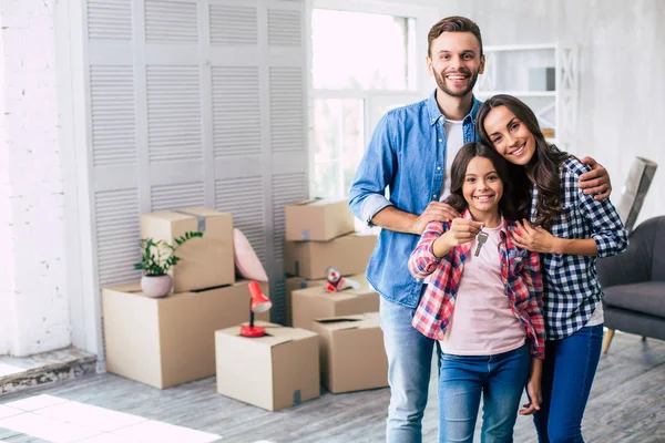 Feliz Familia Joven Nuevo Apartamento — Foto de Stock