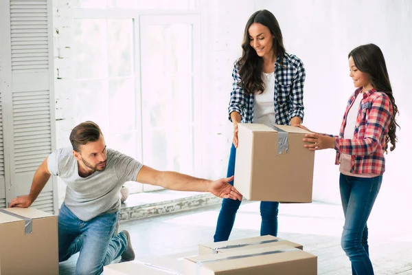 Gelukkig Jong Gezin Hun Nieuwe Appartement — Stockfoto