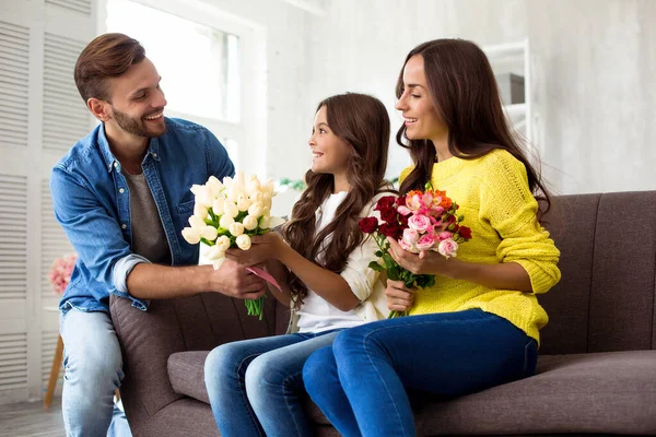 Conceito Dia Das Mulheres Pai Dando Flores Para Sua Esposa — Fotografia de Stock