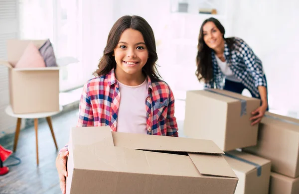 Pequeño Niño Ayudando Hermosa Madre Joven Con Cajas Cartón Reubicación —  Fotos de Stock