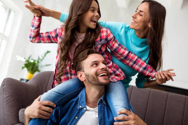 Glada Unga Föräldrar Med Liten Dotter Soffan Sin Lägenhet — Stockfoto