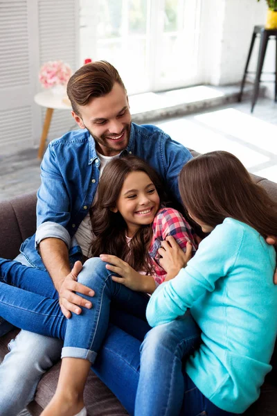 Jovens Pais Felizes Com Uma Pequena Filha Sofá Seu Apartamento — Fotografia de Stock