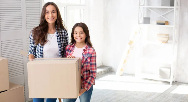 Jonge Moeder Met Dochter Nieuw Appartement — Stockfoto