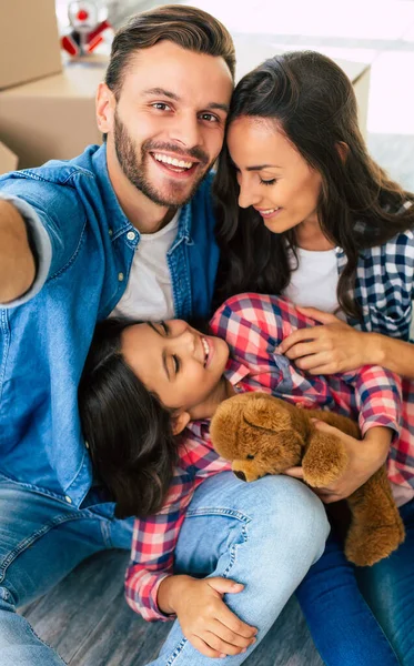 Jonge Familie Van Vader Moeder Dochter Zitten Vloer Het Nieuwe — Stockfoto