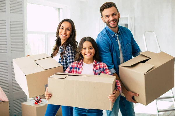 Joyeux Jeune Famille Dans Leur Nouvel Appartement — Photo