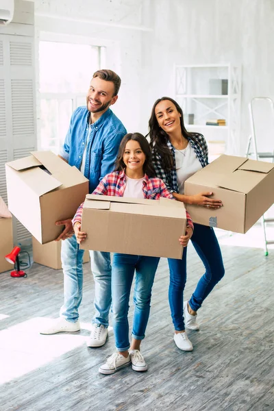 Joyeux Jeune Famille Dans Leur Nouvel Appartement — Photo