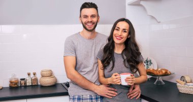 Mutfakta kahvesi olan mutlu bir çift.