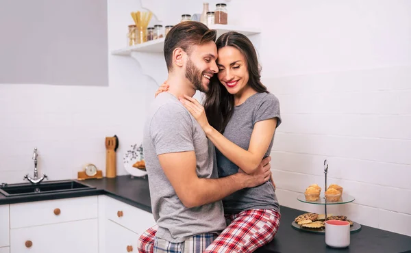 Glückliches Paar Der Küche Hause — Stockfoto