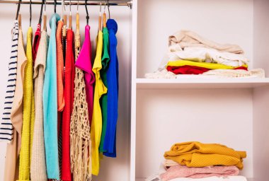 Giysiler gardıropta askılarda. 