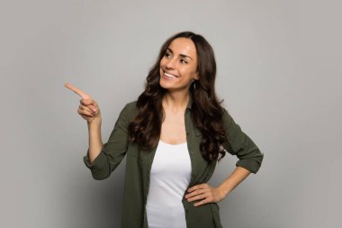 Stüdyoyu gösteren genç ve güzel bir kadın. 